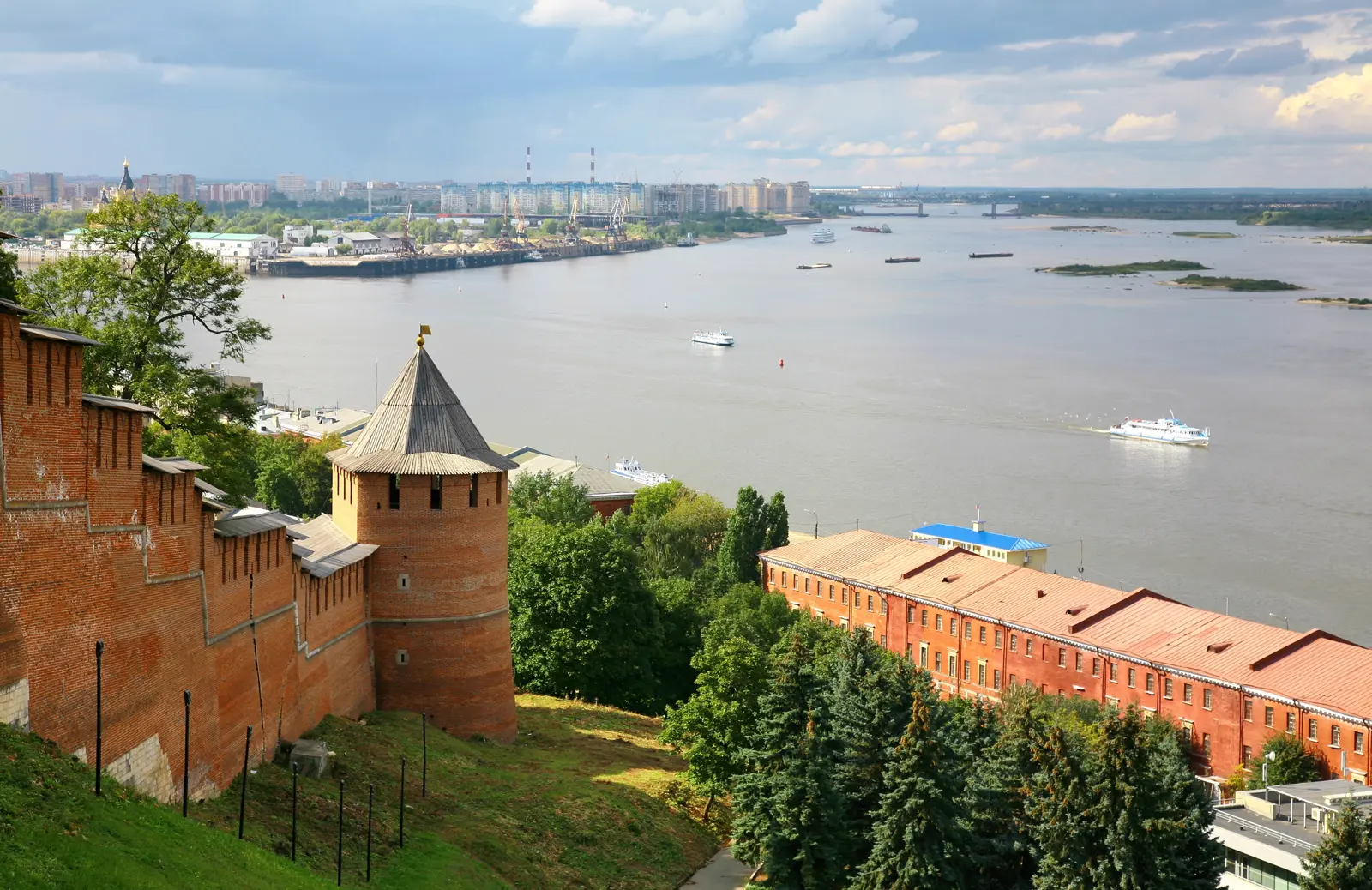 Нижний Новгород с воды — на тихоходном катамаране